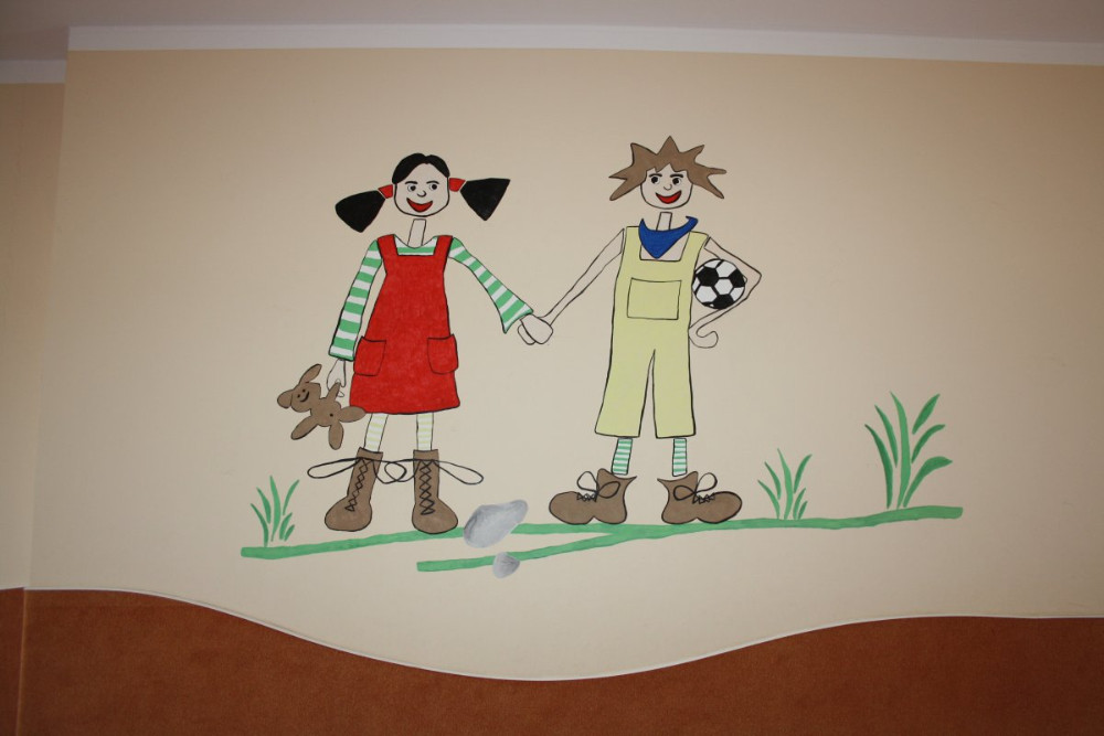 Innenansicht, Logo an der Wand des Turnraumes, Kinderland-Ringleben e.V.