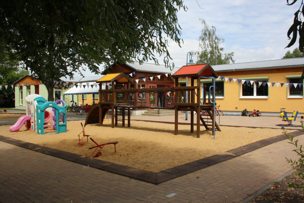 Außenansicht mit Klettergerüst und Gebäude, Kinderland-Ringleben e.V.